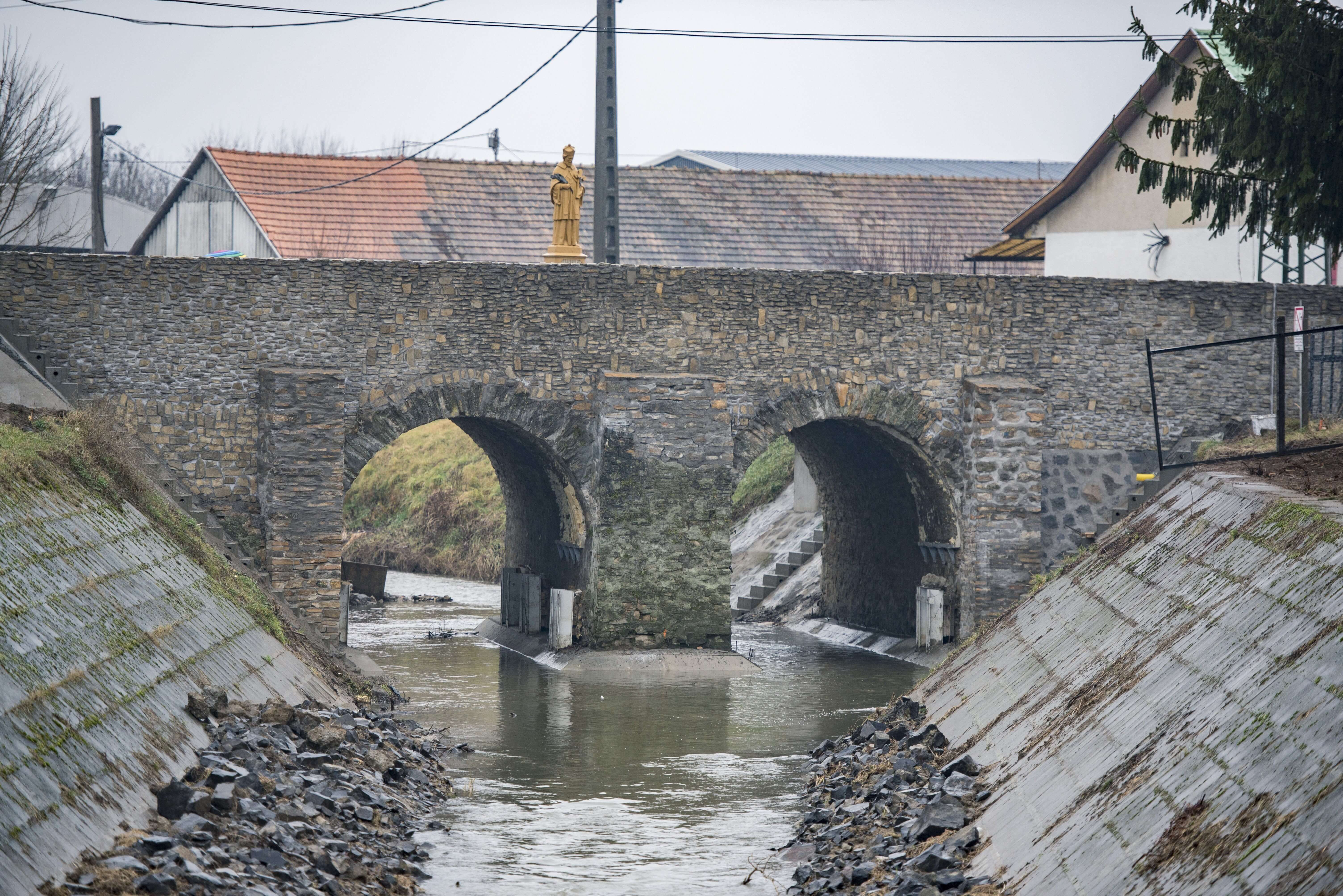 Átadták Bonyhád több száz éves felújított hídját