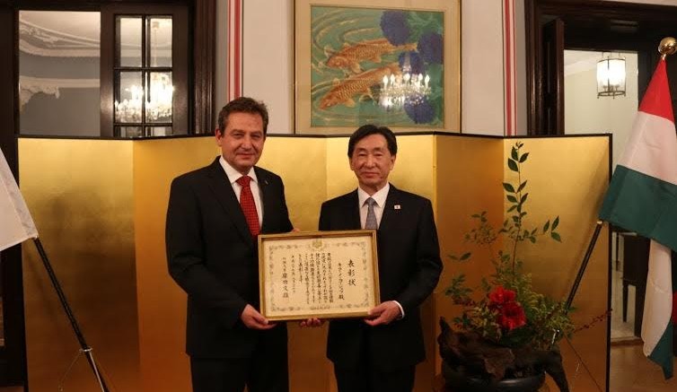 Király József Japán külügyminiszteri kitüntetést vehetett át