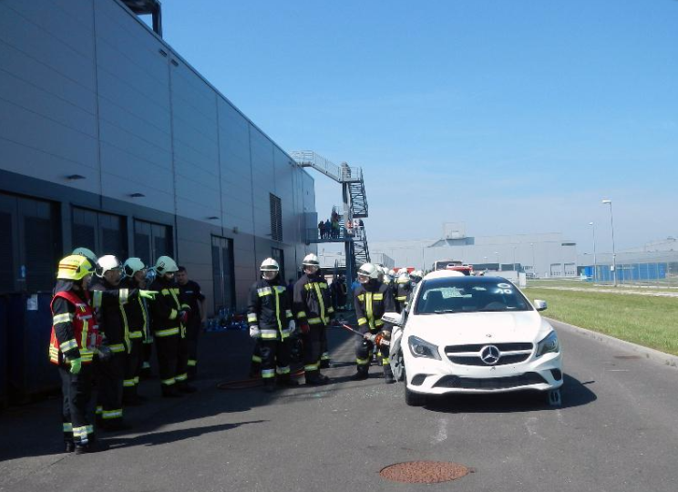 Rendhagyó műszaki mentési gyakorlat a kecskeméti Mercedes-Benz gyár területén 