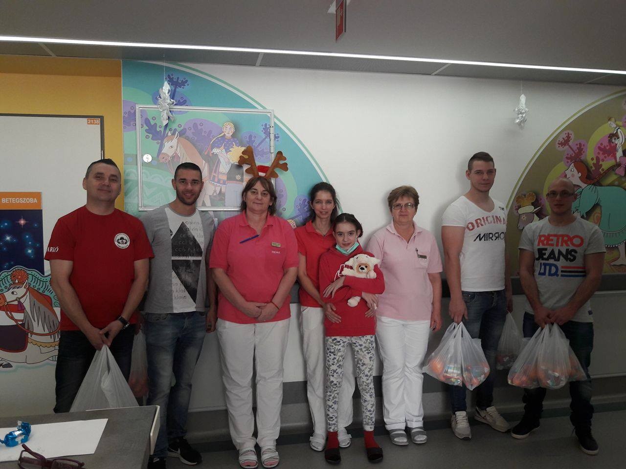 A táborfalvi tűzoltók ismét ajándékokkal lepték meg a Bács-Kiskun Megyei Kórház kis betegeit
