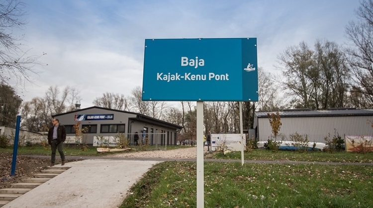 Kajak-Kenu Pontot és csónakházat adtak át Baján