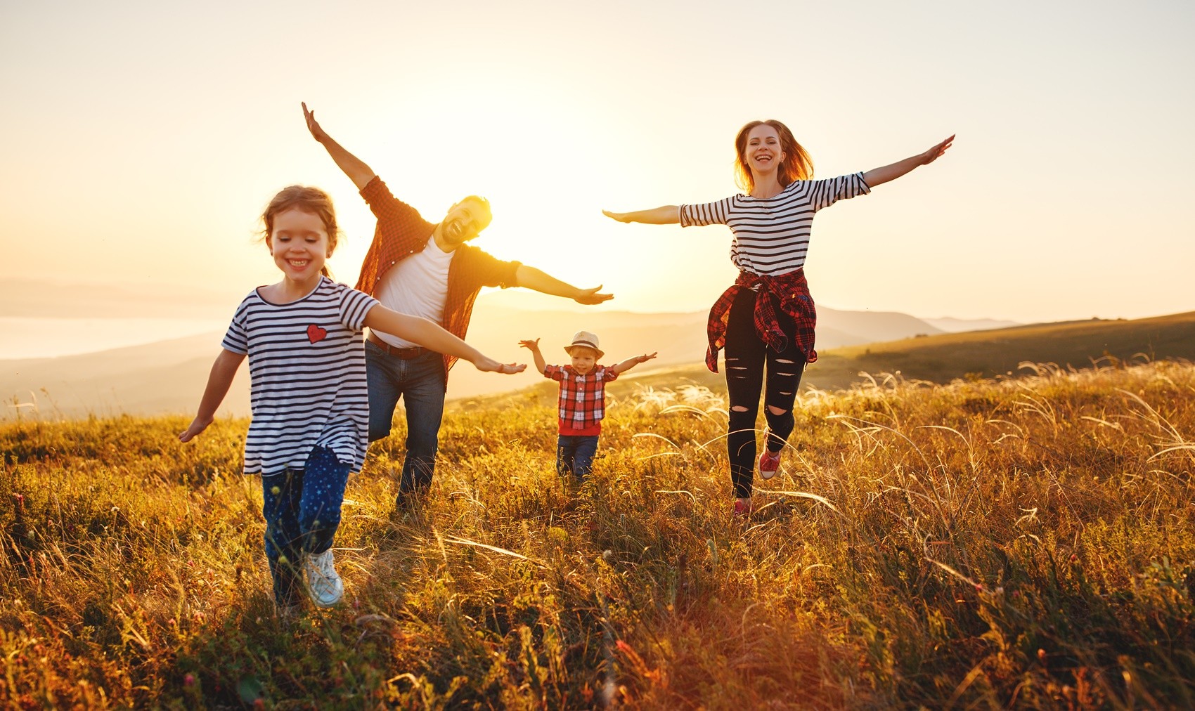 Good family. Семья. Семья в поле. Счастье семья небо. Семья с детьми под ярким солнцем.