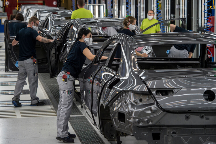 Több mint 120 óvintézkedést vezettek be a kecskeméti Mercedes-gyárban