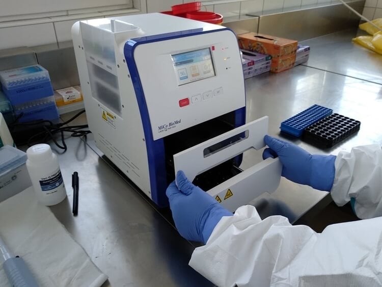 Koronavírus tesztelésre alkalmas PCR gép megvásárlását támogatta a kecskeméti Mercedes-Benz gyár