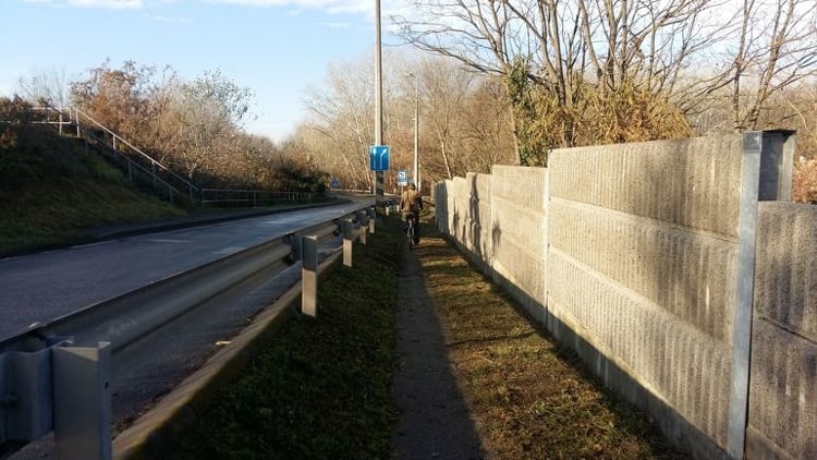 Megújul a bajai Duna-híd melletti zajvédő kerítés