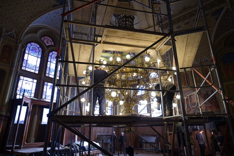 Felújítják a kecskeméti Városháza Dísztermének csillárját