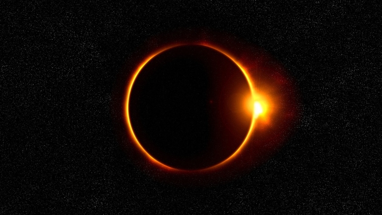 Csillagászati távcsövön keresztül nézhetik meg az érdeklődők a részleges napfogyatkozást Kecskeméten