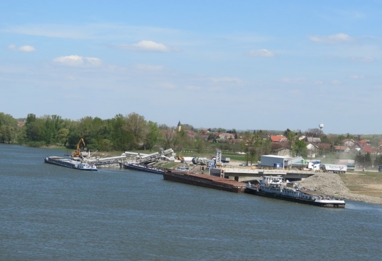 Új tárolócsarnokkal és eszközökkel bővítette kapacitását a Dunavecse Kikötő Kft.