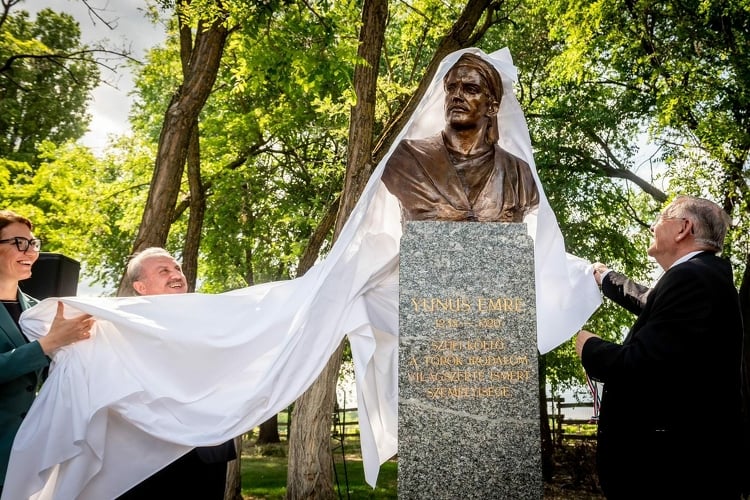 Lakitelek - Felavatták Yunus Emre török költő szobrát