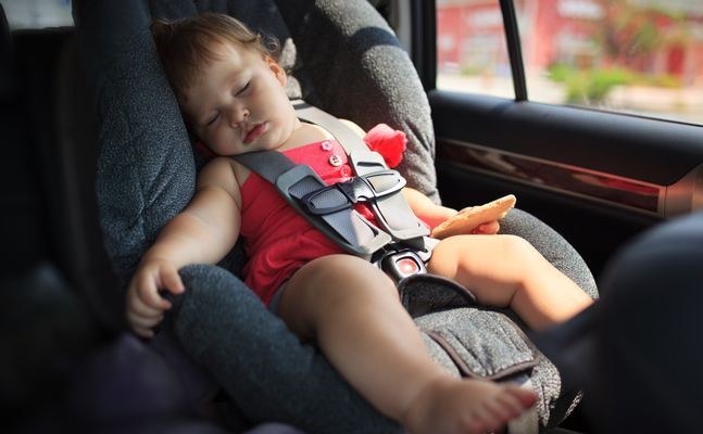 Soha, semmilyen körülmények között ne hagyjon gyereket a forró kocsiban!