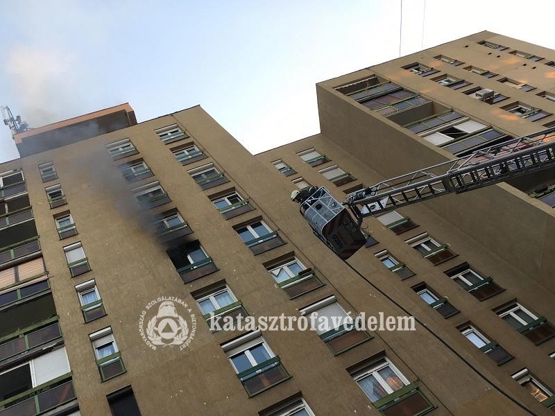 Lakástűz miatt kiürítettek egy tízemeletes panelházat Pécsen