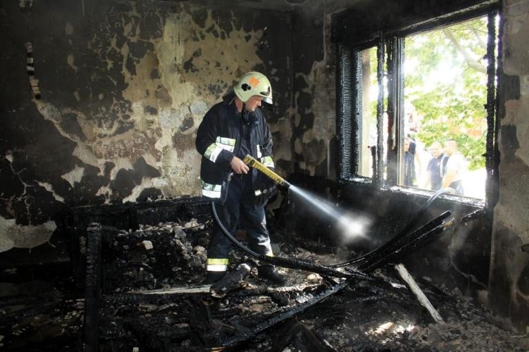 Tűz volt egy társasházi lakásban Pécsen
