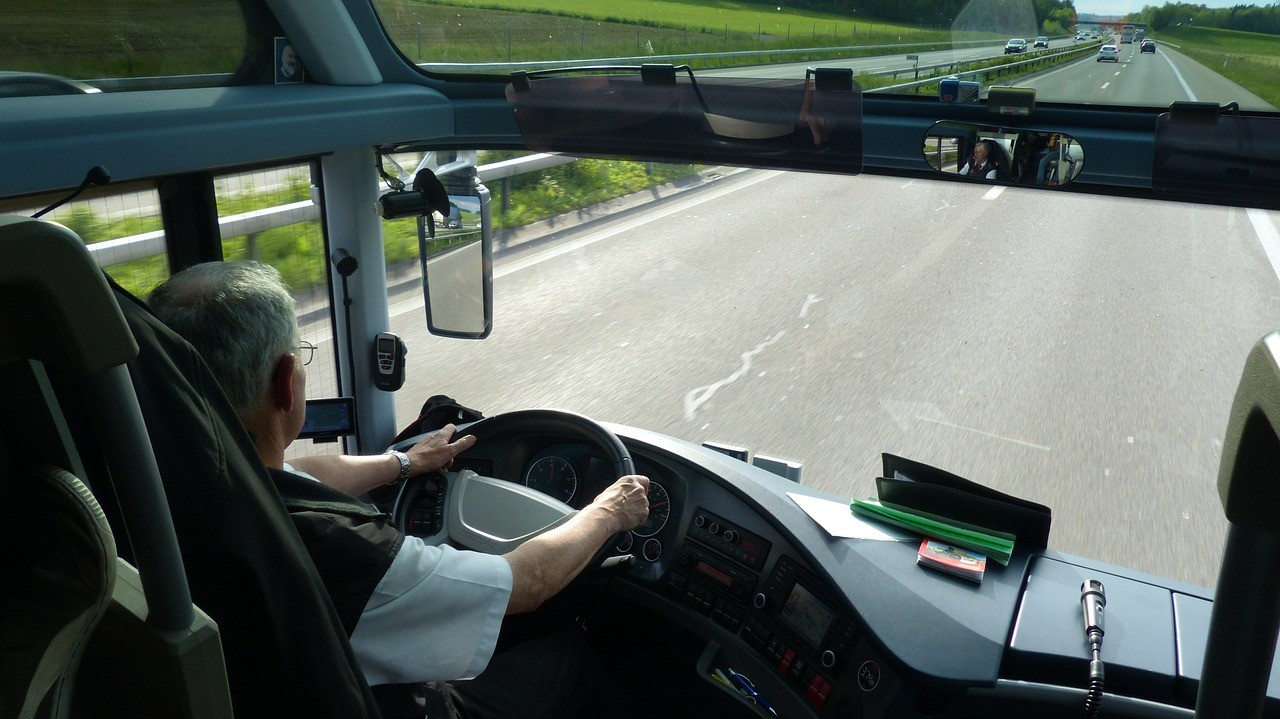Négyezren szerezhetnek térítésmentesen hivatásos gépjárművezetői jogosítványt