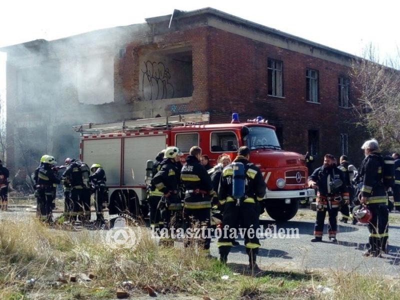 Tűzoltási gyakorlaton vettek részt Baranya megye tűzoltó egyesületei