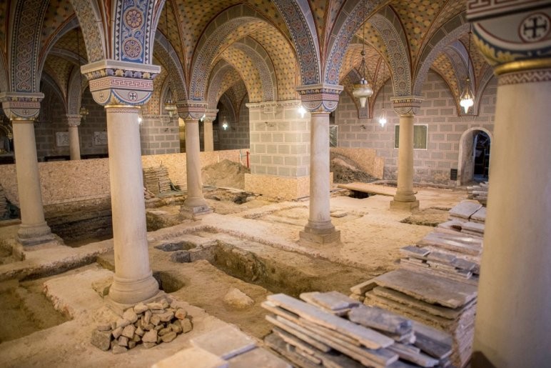 Megtalálhatták Orseolo Péter király eredeti sírhelyét a pécsi székesegyház altemplomában