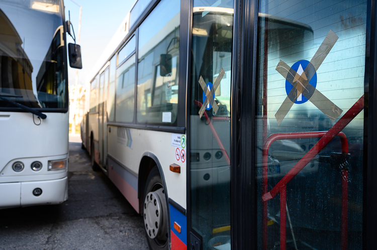 Így védik a pécsi buszsofőröket a koronavírustól