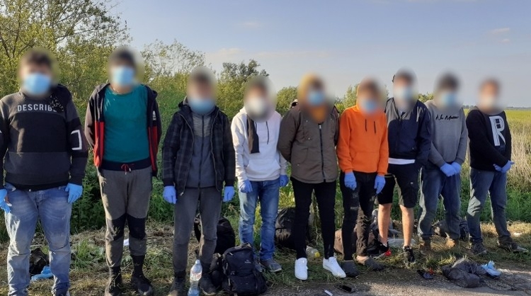 Embercsempészt és migránsokat fogtak el a rendőrök Baranyában