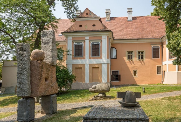 Ajándék műalkotással gyarapodik a Janus Pannonius Múzeum