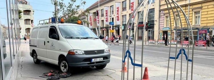 Új hűsítőpontot helyeztek ki Pécsen a Konzum Áruháznál