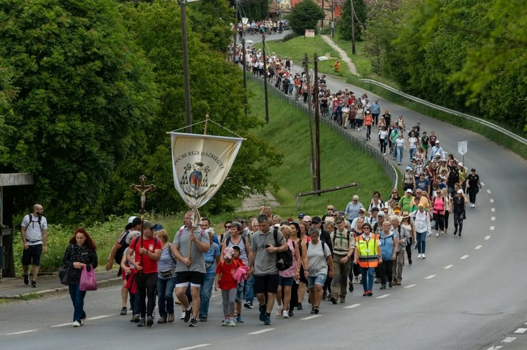 Útnak indulnak a hívek 