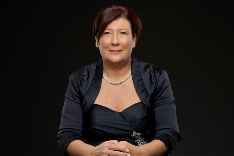 Kásádácz Erzsébet gazdasági igazgató kapta a Magyar Teátrum Színházszakmai díjat