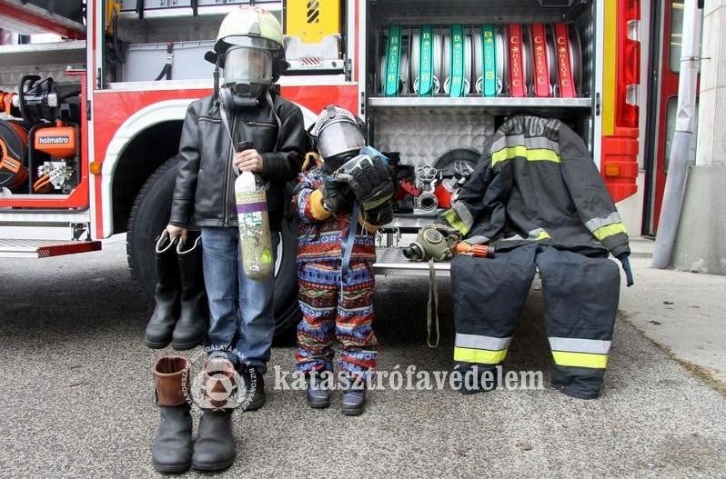 A gyermekek nagy örömére tűzoltószertár került a tyúkól helyére