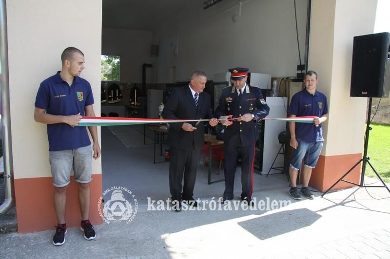 Átadták a felújított tűzoltószertárat Vértesbogláron