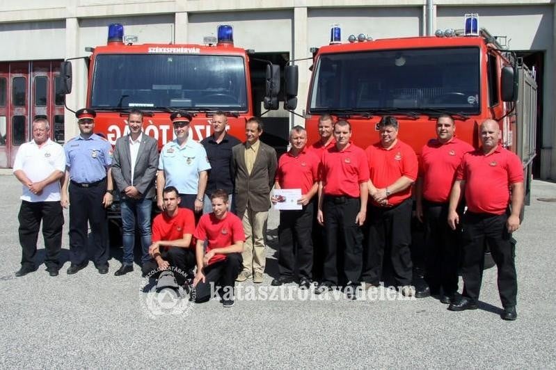 Új gépjárműfecskendőt kaptak a csákvári és a lajoskomáromi tűzoltók