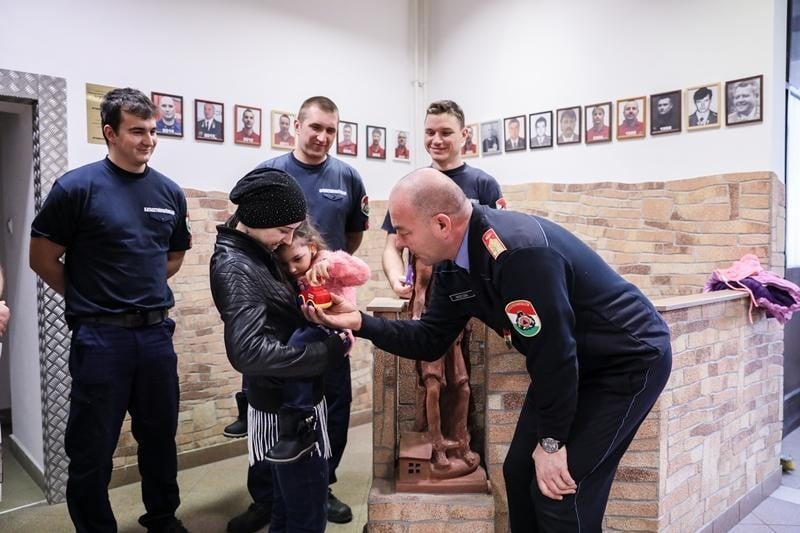Tűzoltók is segítik a dunaújvárosi kislány felépülését