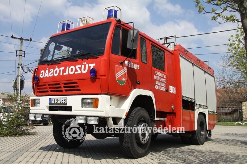 Új gépjárműfecskendőt kaptak a mezőfalvi önkéntes tűzoltók