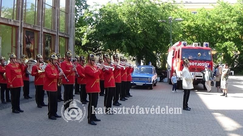 Felvonultak a tűzoltóautók Dunaújvárosban