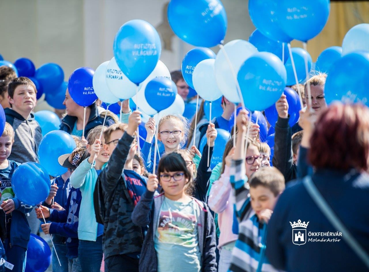 Kék sétával hívták fel a figyelmet az autizmus spektrumzavarra Székesfehérváron