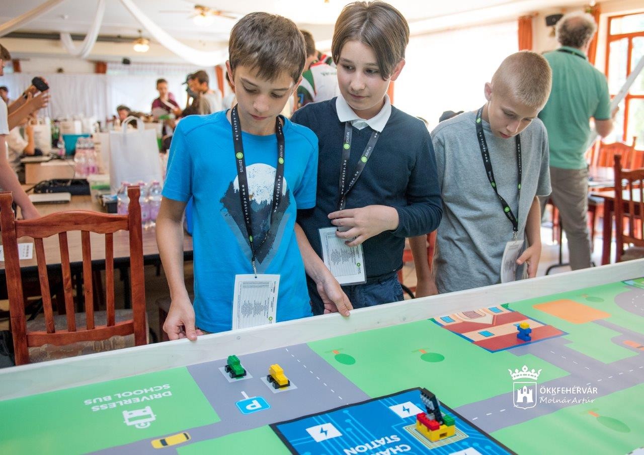 Harmincegy csapat versenyzett Székesfehérváron a LEGO robotépítési és programozási versenyén