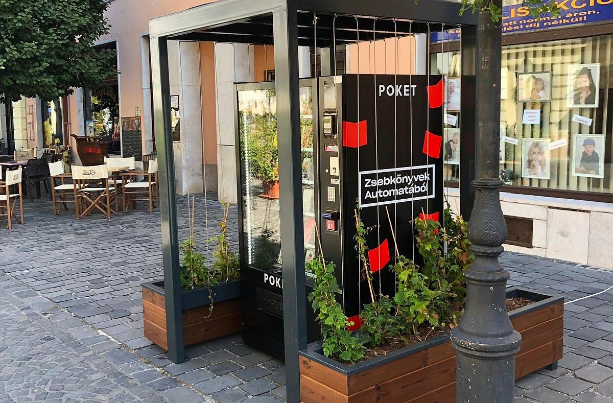 POKET könyvautomata Székesfehérváron a Vörösmarty Színházzal szemben