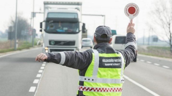 A személyszállító járműveket ellenőrzik közlekedésbiztonsági akcióban