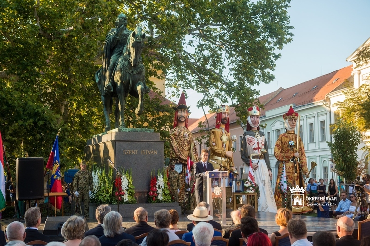 Székesfehérvár polgármestere azt szeretné, hogy augusztus 20-át Szent István városaiban ünnepeljük