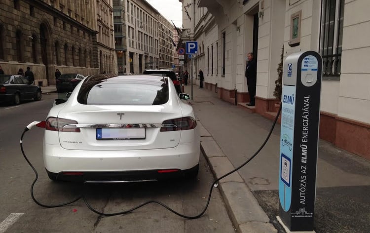 Ingyenesen tankolhatnak az elektromos autósok az új fehérvári töltőknél