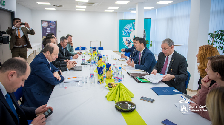 Gazdasági együttműködés lehetőségeiről tárgyaltak Fehérváron az üzbég nagykövettel