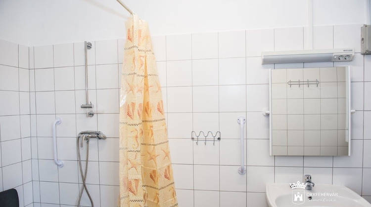 Akadálymentesített zuhanyzót alakítottak ki az utcán élő hajléktalanoknak Székesfehérváron