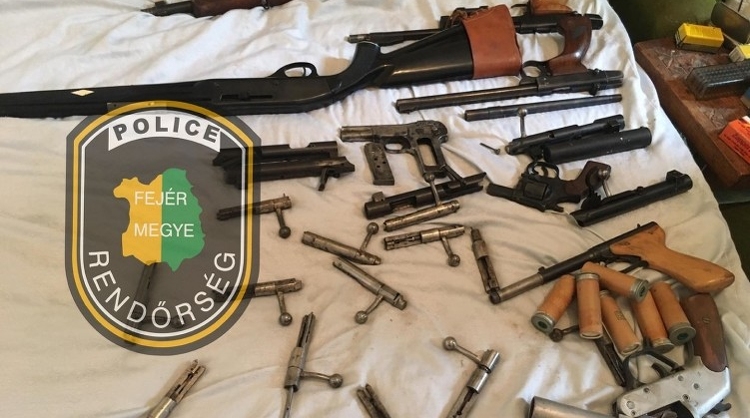 Több száz lőszert és fegyveralkatrészt találtak egy velencei férfinél