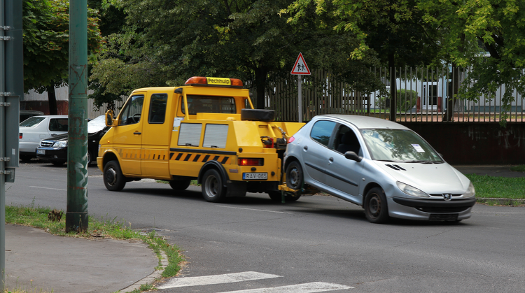 Elszállítják az üzemképtelen autókat Dunaújvárosban