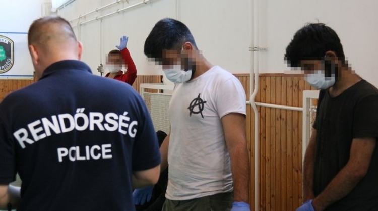 Embercsempészeket és migránsokat fogtak el az M7-es autópályán Székesfehérvárnál