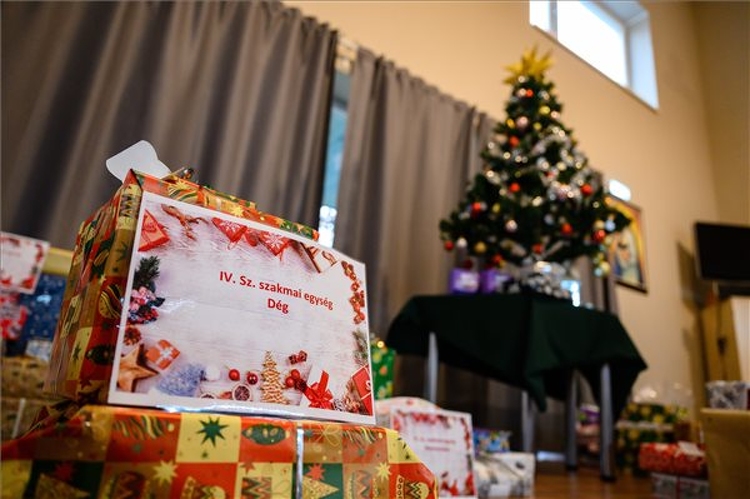 A HM ajándékokat juttatott el a Fejér Megyei Gyermekvédelmi Központ gyermekotthonaiban lakóknak