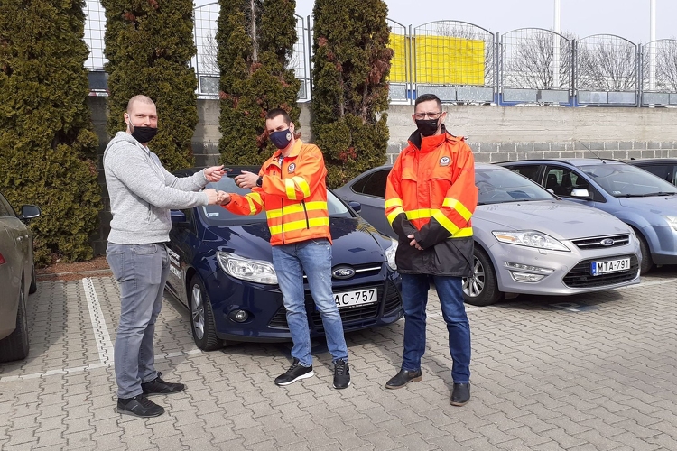 Ismét egy autóval támogatja a székesfehérvári mentőállomást az Ivanics Csoport