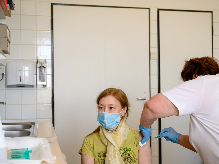 Orosz vakcinával is folytatódik az oltás Fehérváron