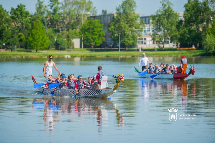Vízre szálltak pénteken a Sulisárkányok a fehérvári Csónakázó-tavon