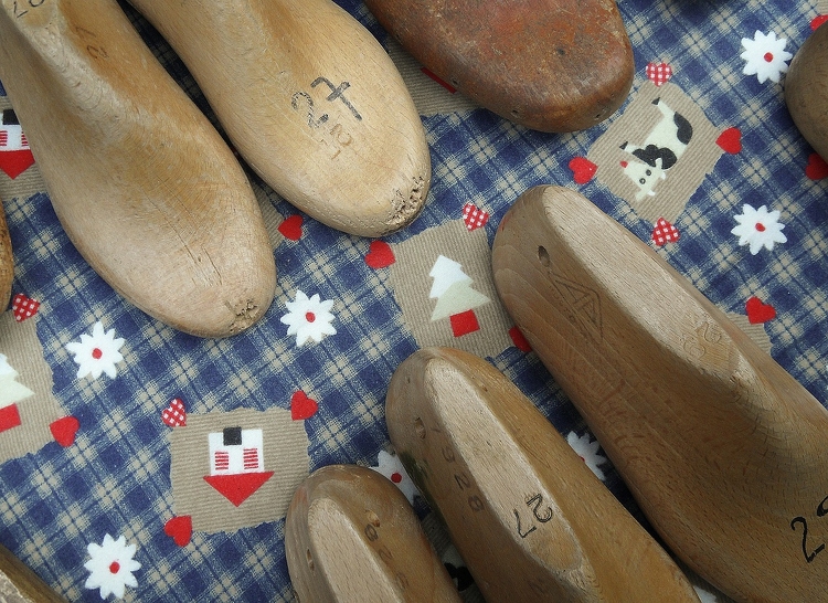 Rendhagyó bontással zárul Illés Kati cipőtervező kiállítása Székesfehérváron