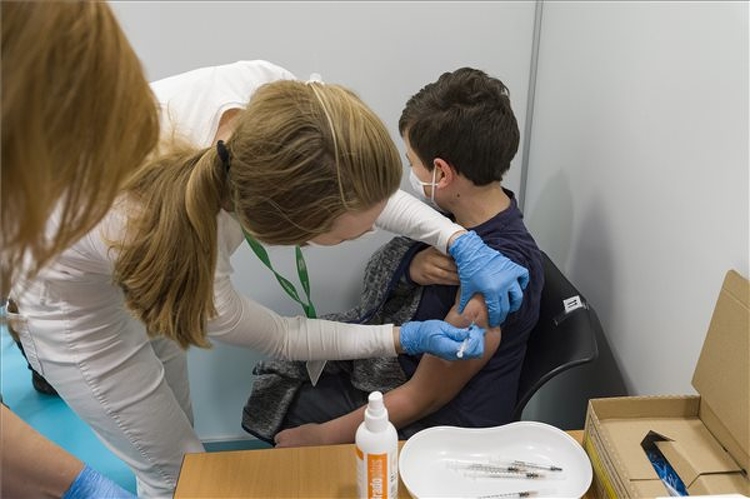 Már oltják az 5-11 éveseket, kifejezetten gyermekeknek készült Pfizer vakcinával