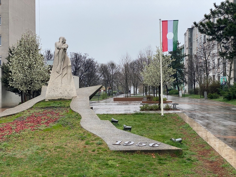 „Felöltöztették” az eddig üresen álló zászlórudakat Dunaújvárosban