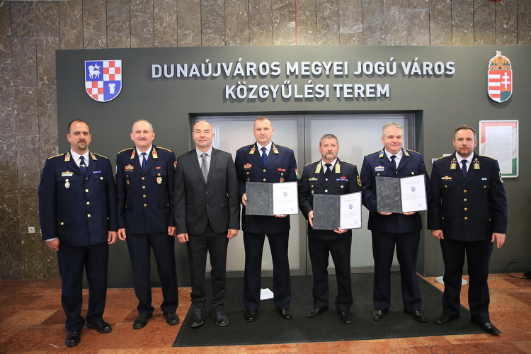 Átadták a Dunaújváros Közbiztonságáért díjakat